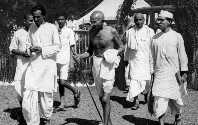 Gandhi starting for salt sathyagraha
